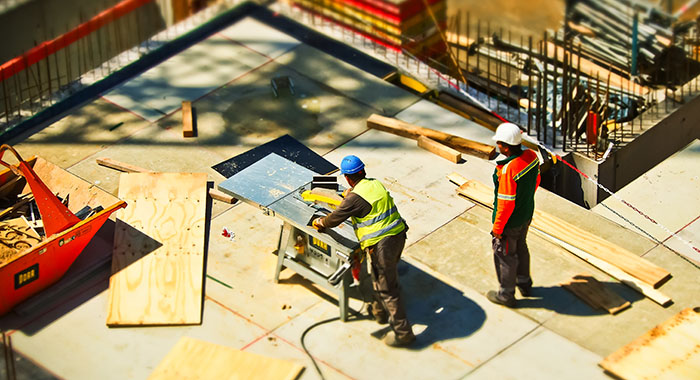 Dwch pracownikw pracujcych na placu budowy